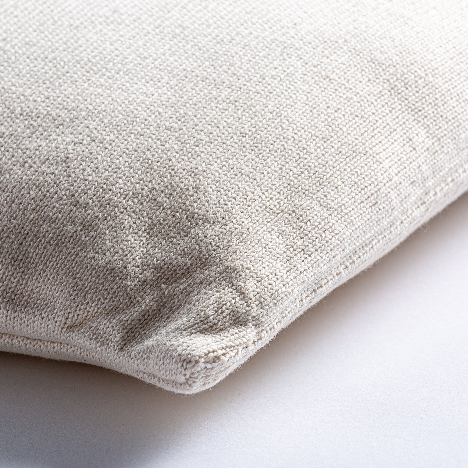 BEMUS CUSHION